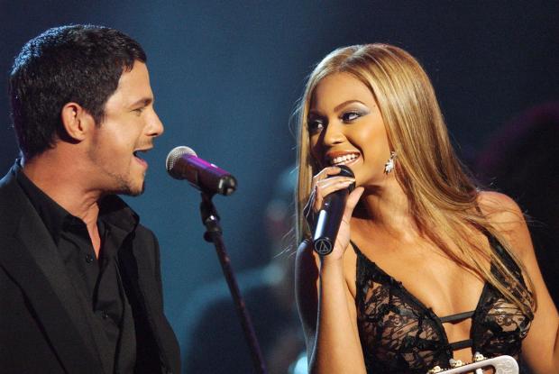 Spanish singer Alejandro Sanz and Beyonce Knowles perfom.